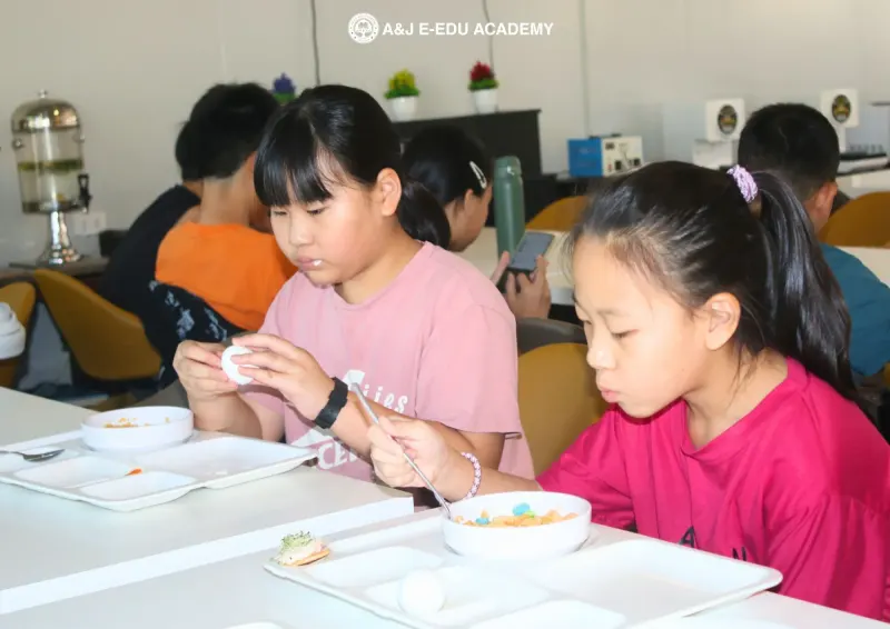 اليوم الأول في A&J e-Edu Academy، باقيو