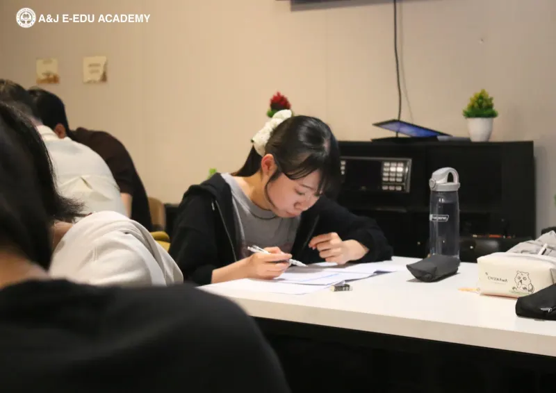 اختبار الطلاب في A&J e-Edu Academy، باقيو